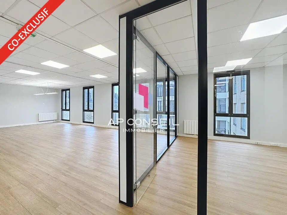 Office in Saint-Germain-en-Laye for lease Interior Photo- Image 1 of 8