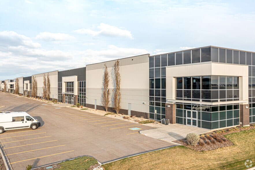 6340-6356 Roper Rd NW, Edmonton, AB à louer - Photo du bâtiment - Image 1 de 11