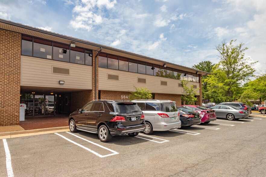 5641 Burke Centre Pky, Burke, VA à louer - Photo du bâtiment - Image 2 de 12
