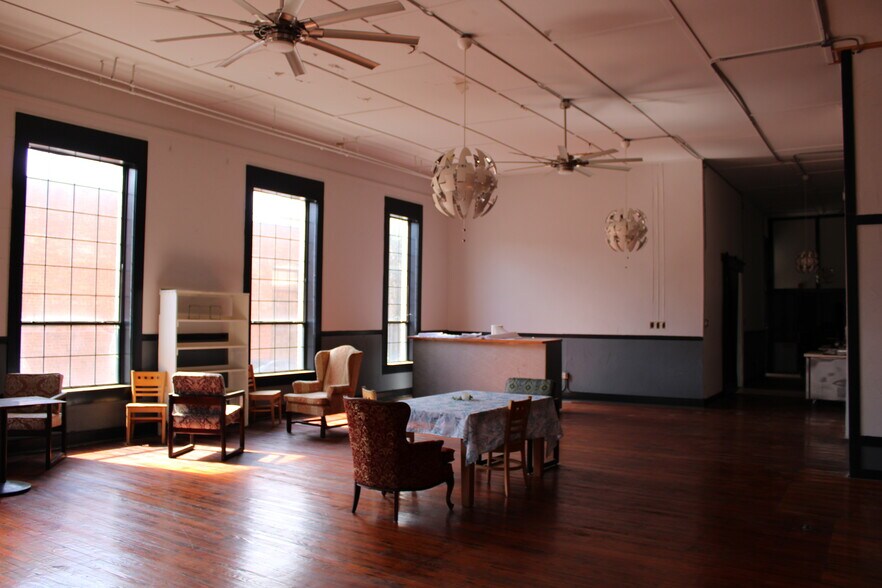 330 E Main St, Nacogdoches, TX à vendre - Photo intérieure - Image 3 de 12