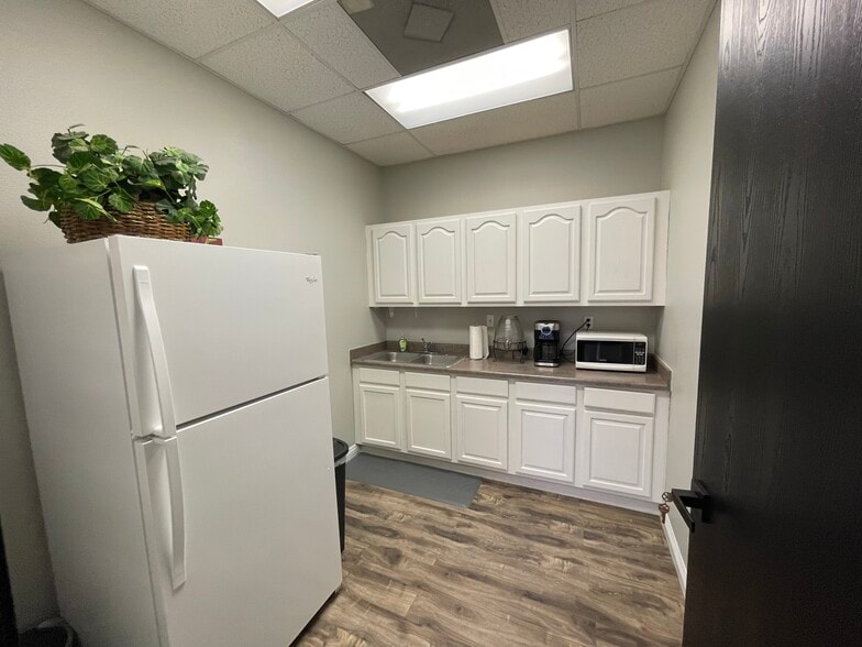 215 E Warm Springs Rd, Las Vegas, NV for lease - Building Photo - Image 3 of 19