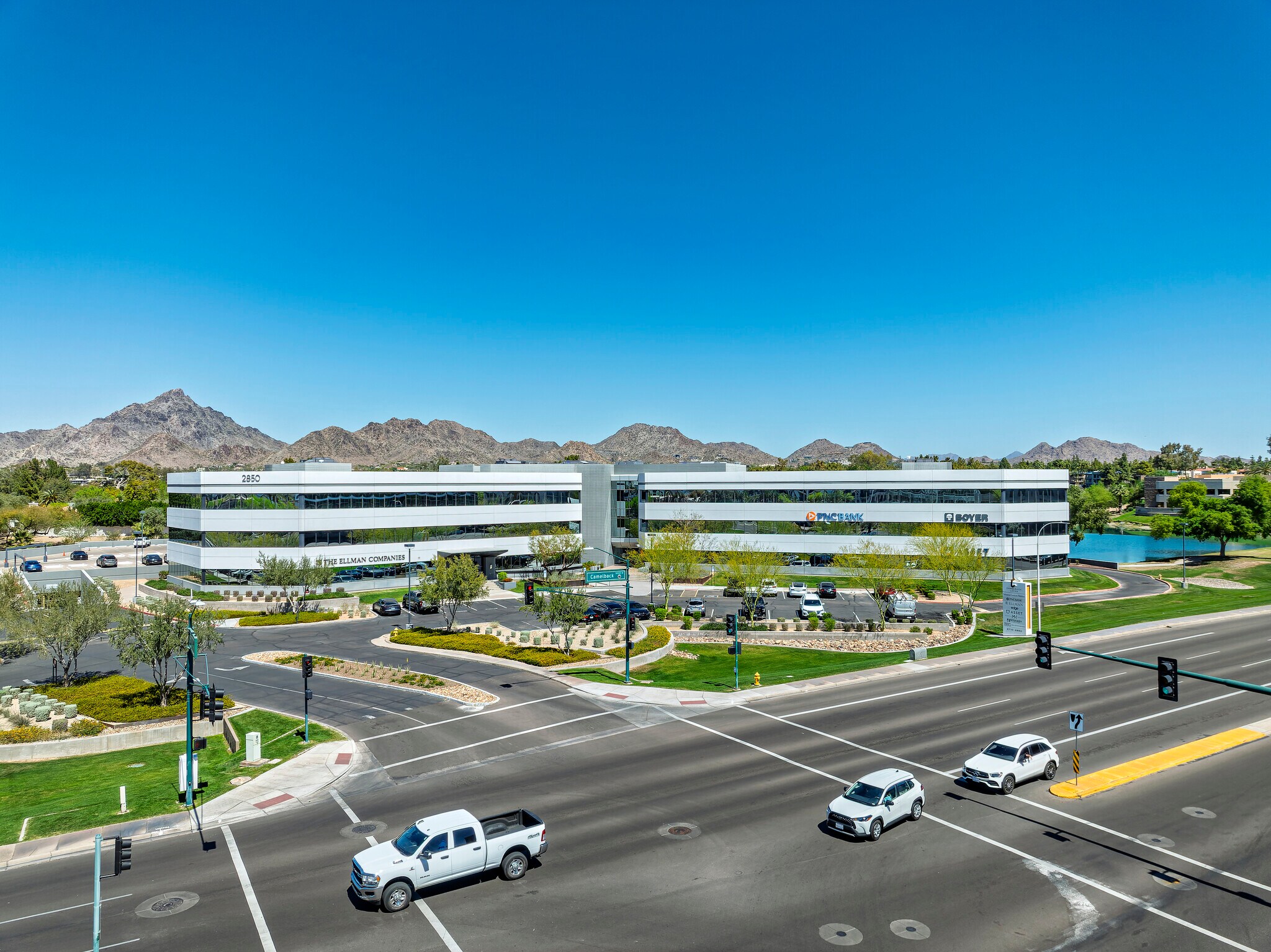 2850 E Camelback Rd, Phoenix, AZ à louer Photo principale- Image 1 de 15