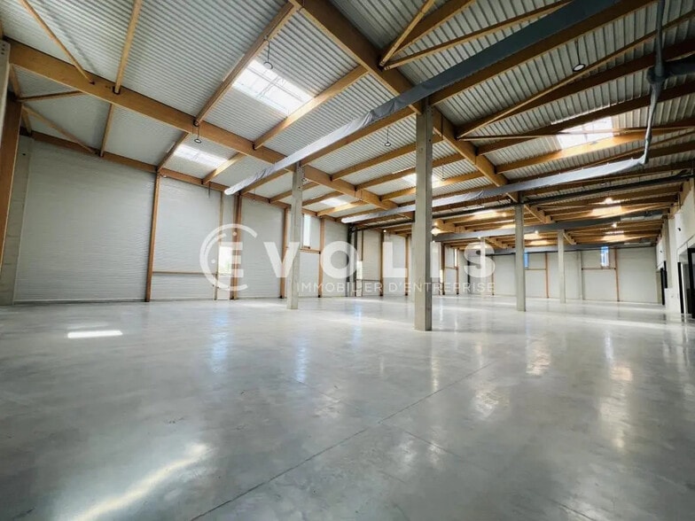 Flex in Moissy-Cramayel for lease - Interior Photo - Image 1 of 6