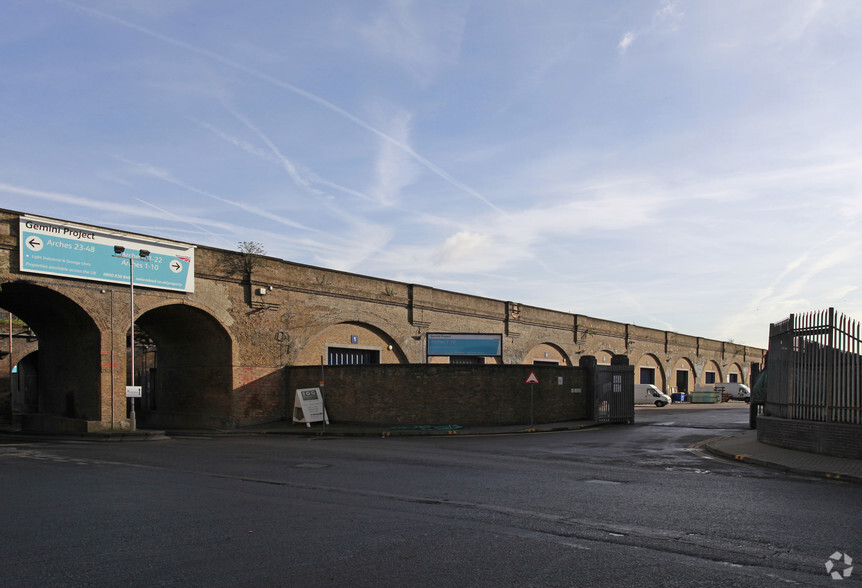 Landmann Way, London à louer - Photo principale - Image 1 de 2