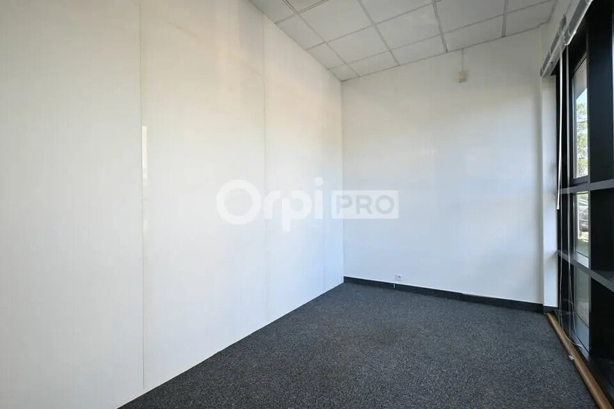 Flex in Saint-Priest for lease - Interior Photo - Image 3 of 12