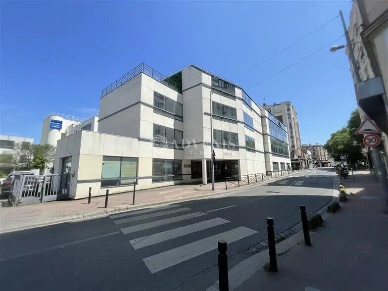 Office in Saint-Ouen-sur-Seine for lease - Building Photo - Image 1 of 10