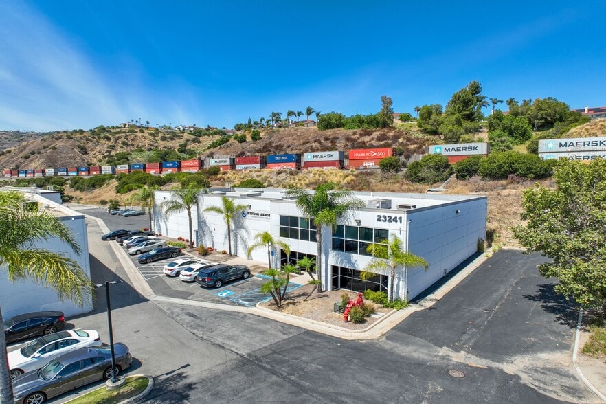 23241 La Palma Ave, Yorba Linda, CA à louer - Photo du bâtiment - Image 2 de 4