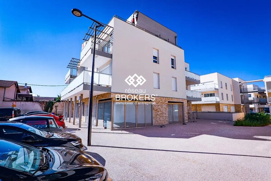 Retail in Pusignan for lease - Building Photo - Image 2 of 3