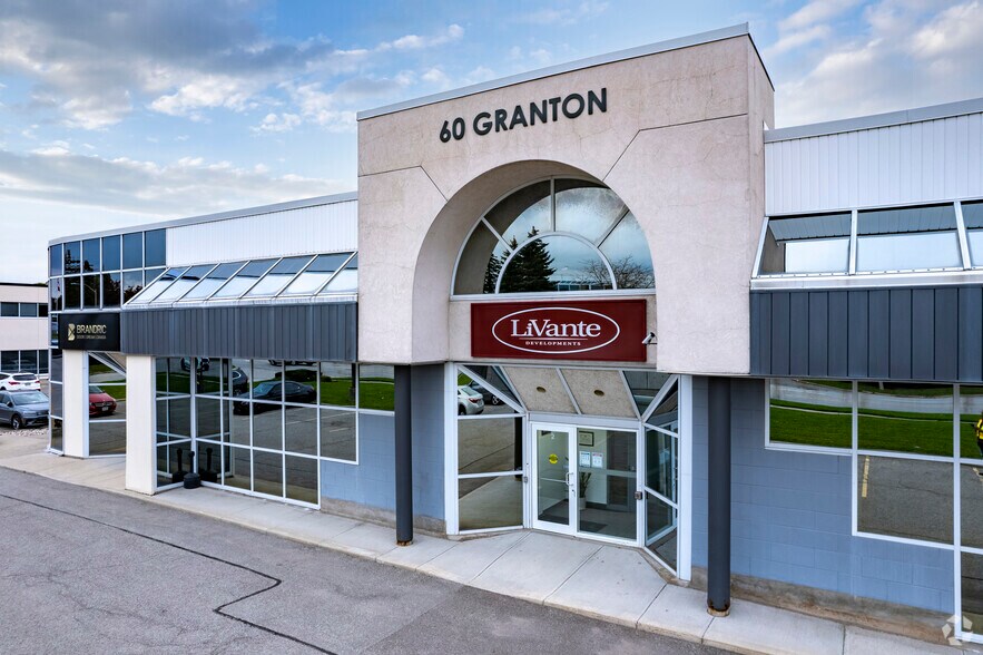 60 Granton Dr, Richmond Hill, ON à louer - Photo du bâtiment - Image 2 de 4