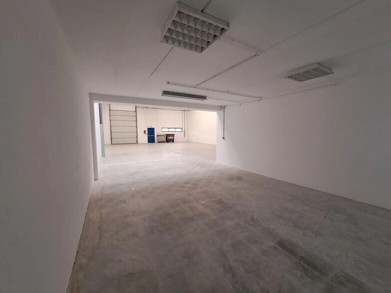 Flex dans Lieusaint à louer - Photo du bâtiment - Image 3 de 7
