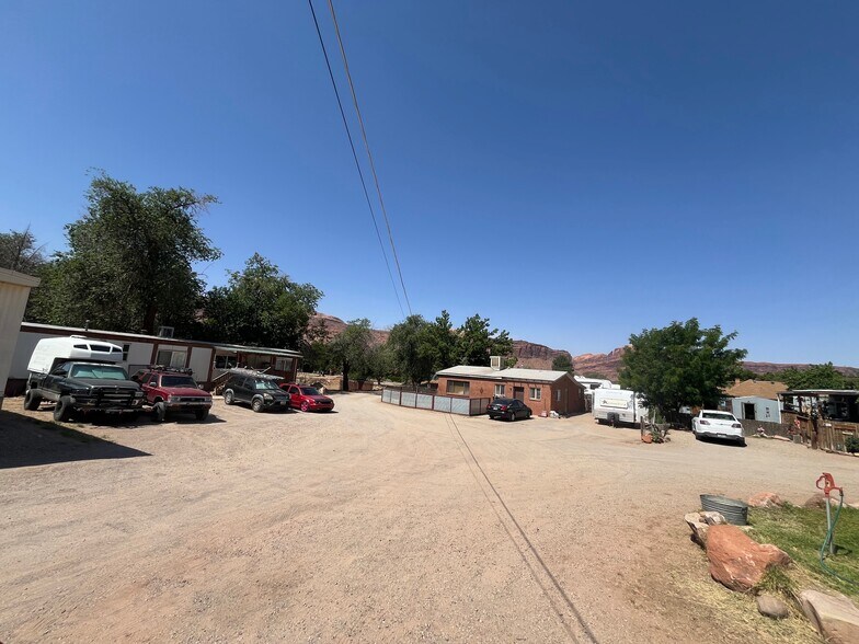 221 E 200 N, Moab, UT à vendre - Photo du bâtiment - Image 2 de 16