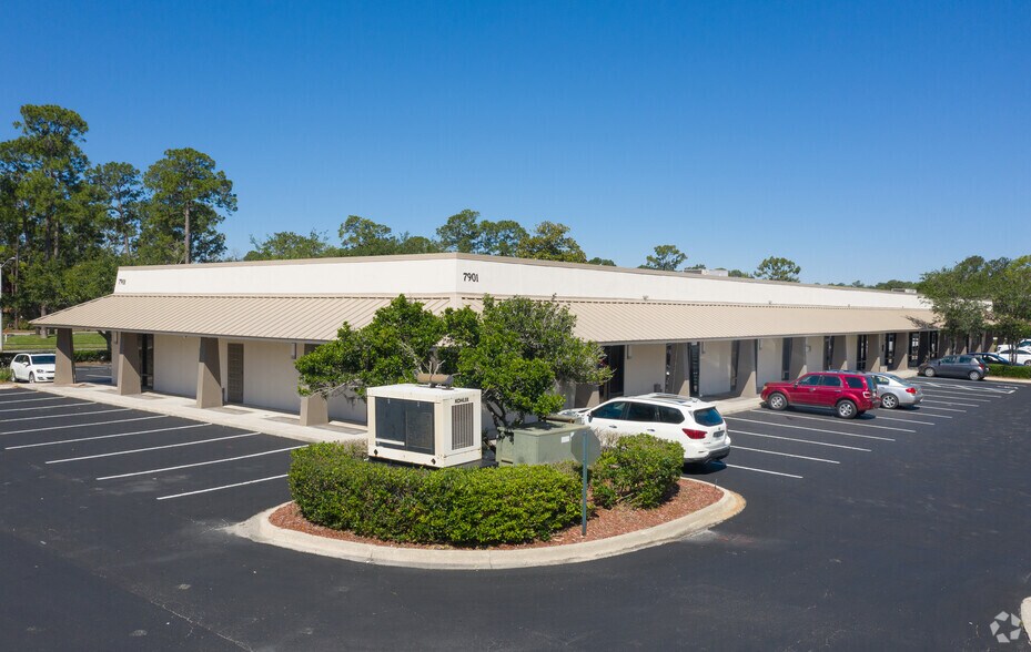 7901 Baymeadows Way, Jacksonville, FL à louer - Photo du bâtiment - Image 3 de 12