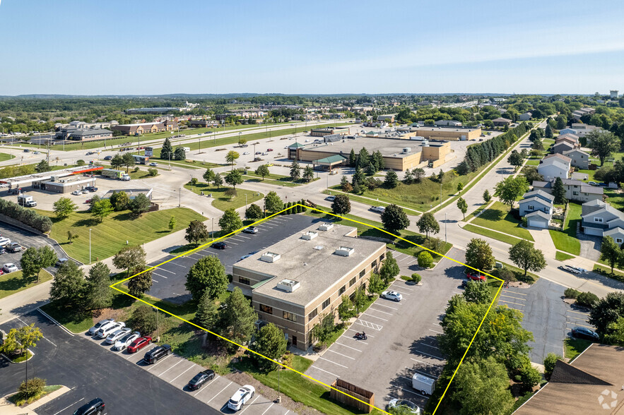 285 Forest Grove Dr, Pewaukee, WI for lease - Aerial - Image 2 of 24