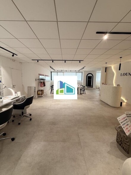 Office in Marseille for lease - Interior Photo - Image 2 of 12