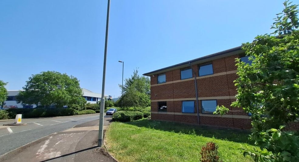 Falcon Clos, Quedgeley for lease - Primary Photo - Image 1 of 3