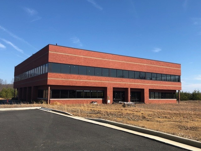 450 Solomon Dr, Fredericksburg, VA for sale - Primary Photo - Image 1 of 31