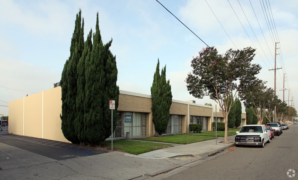 1136-1210 W Collins Ave, Orange, CA à louer - Photo du bâtiment - Image 2 de 3