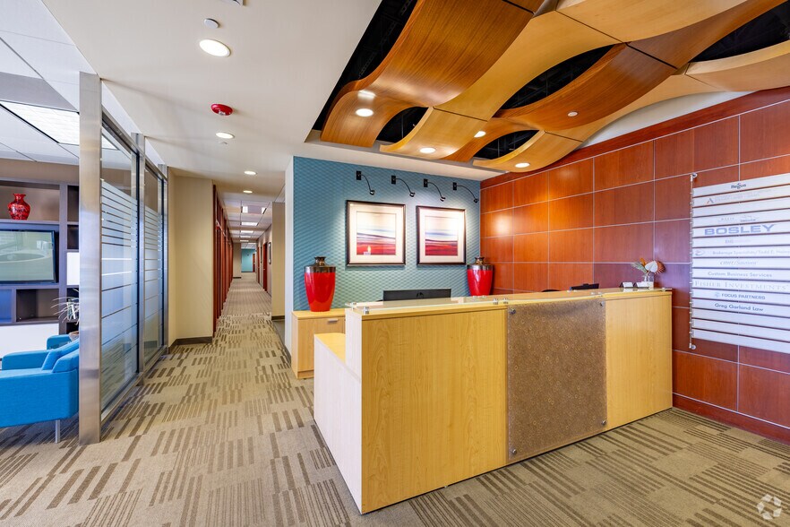 14301 FNB Pky, Omaha, NE à louer - Photo du bâtiment - Image 3 de 19