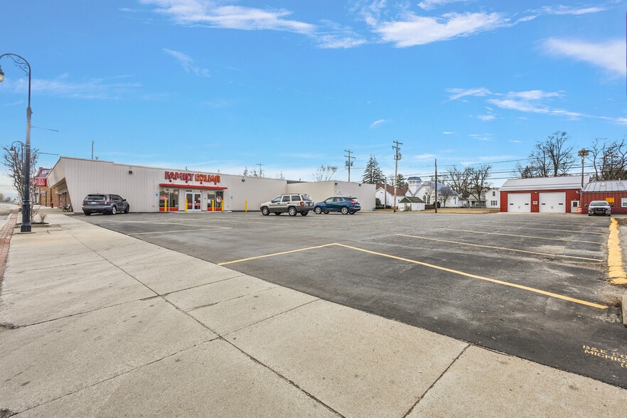 326 E Main St, Edmore, MI for sale - Building Photo - Image 2 of 8