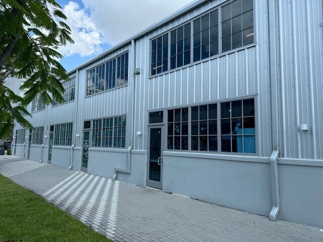3387 Pan American Dr, Miami, FL à louer - Photo du bâtiment - Image 2 de 3