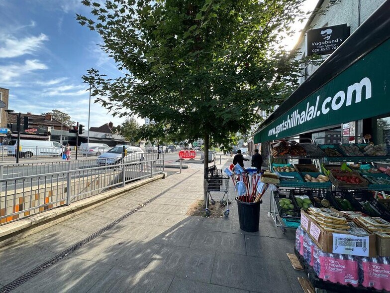 9 Woodford Ave, Ilford à vendre - Photo du bâtiment - Image 2 de 27