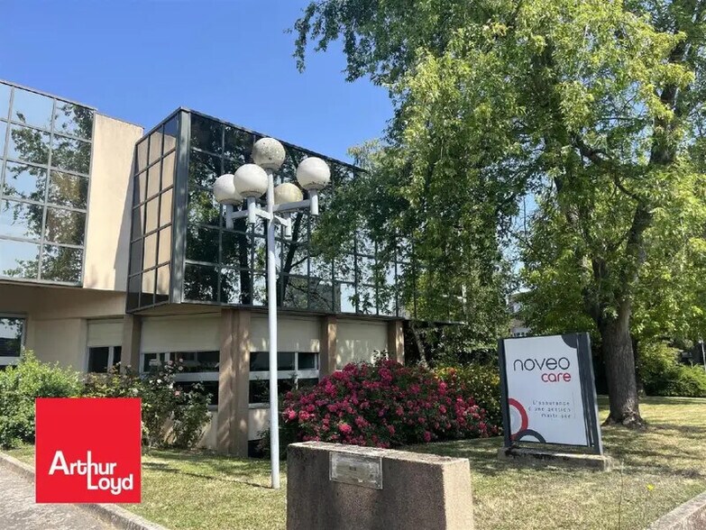 Office in Lucé for lease - Building Photo - Image 2 of 8