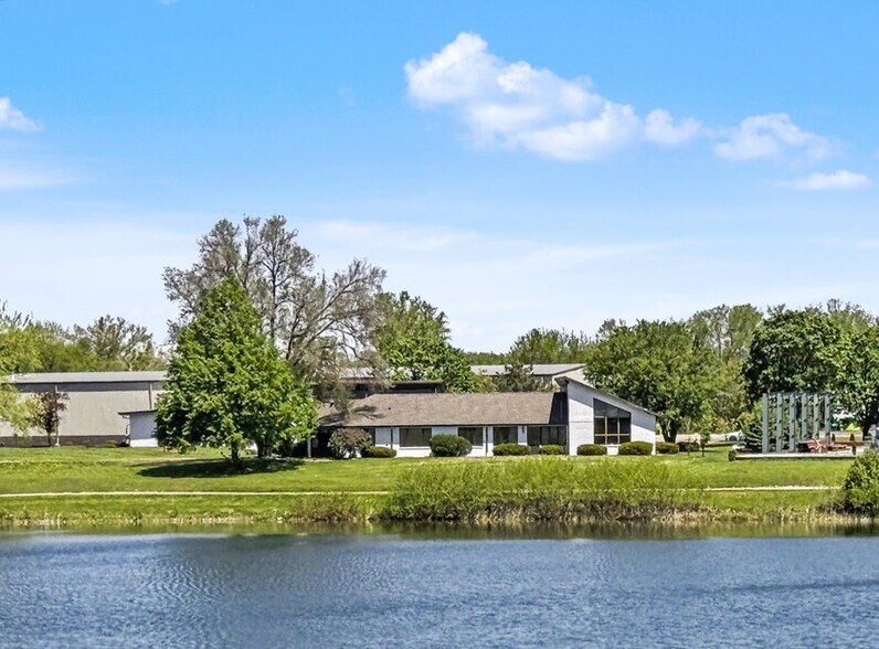 1021 Proctor Dr, Elkhorn, WI à vendre - Photo du bâtiment - Image 2 de 26