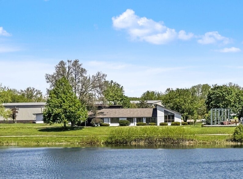1021 Proctor Dr, Elkhorn, WI à vendre - Photo du bâtiment - Image 2 de 26