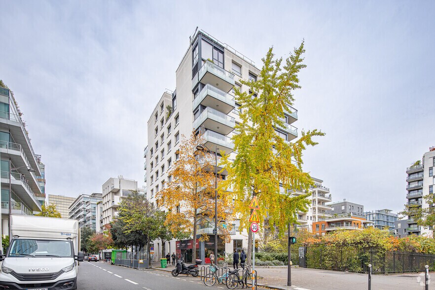 Immeuble residentiel dans Paris à vendre - Photo du bâtiment - Image 2 de 5