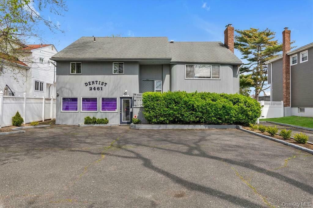 2461 Merrick Ave, Merrick, NY à vendre Photo principale- Image 1 de 31