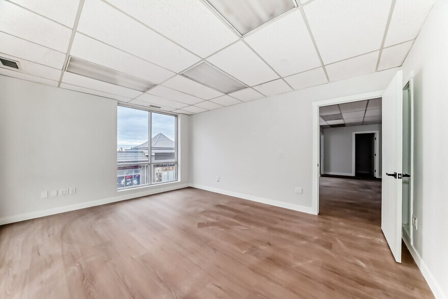 3132 26 St NE, Calgary, AB à louer - Photo du bâtiment - Image 3 de 4