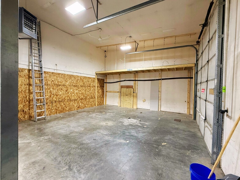 4004 97th St NW, Edmonton, AB for sale - Interior Photo - Image 3 of 12