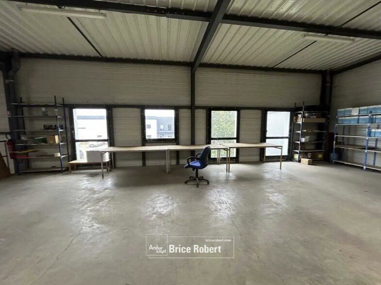 Flex in Saint-Priest for lease - Interior Photo - Image 3 of 9