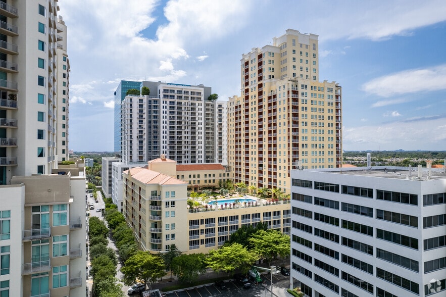 9059 SW 73rd Ct, Miami, FL for lease - Primary Photo - Image 1 of 29