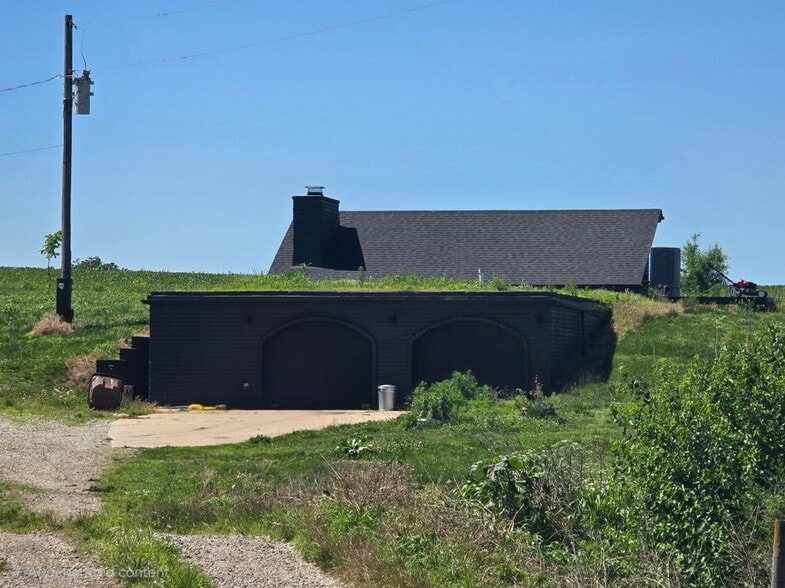 Roca Road Acres Mixed Use w/ Rental Inc portfolio of 2 properties for sale on LoopNet.ca - Building Photo - Image 3 of 9