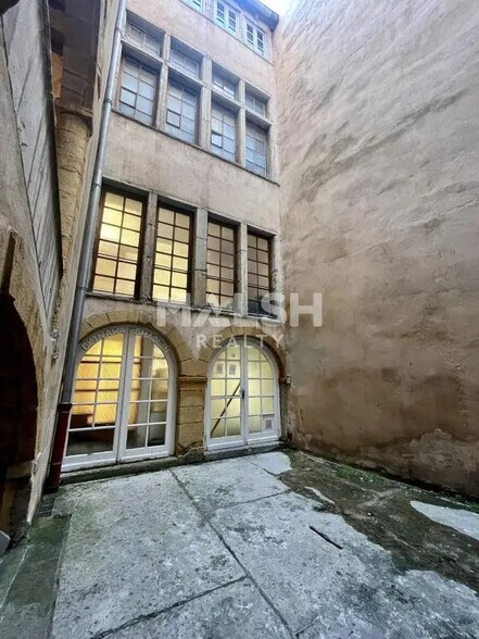 Retail in Lyon for lease - Building Photo - Image 3 of 5