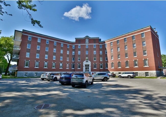 Plus de détails pour 2200 Av Pratte, Saint-hyacinthe, QC - Bureau/Médical à louer