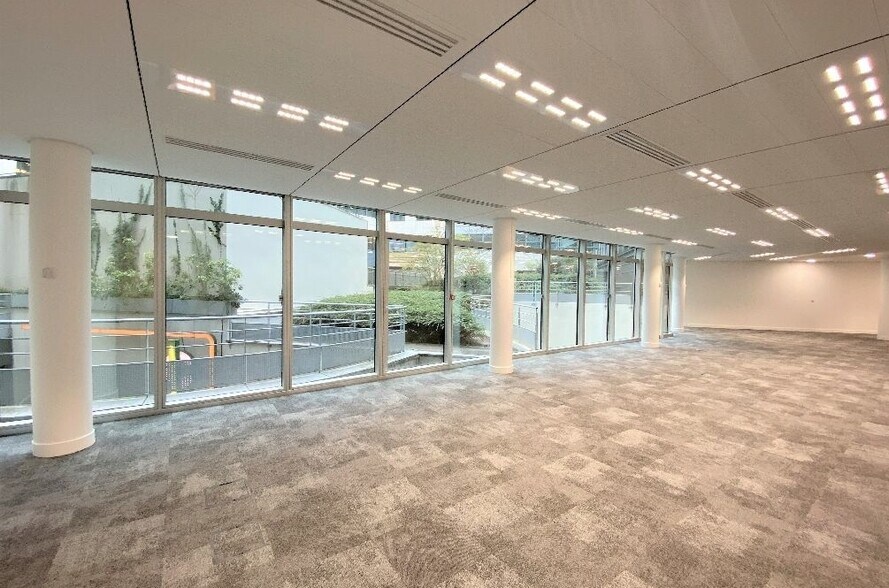 Bureau dans Issy-les-Moulineaux à louer - Photo du bâtiment - Image 2 de 4