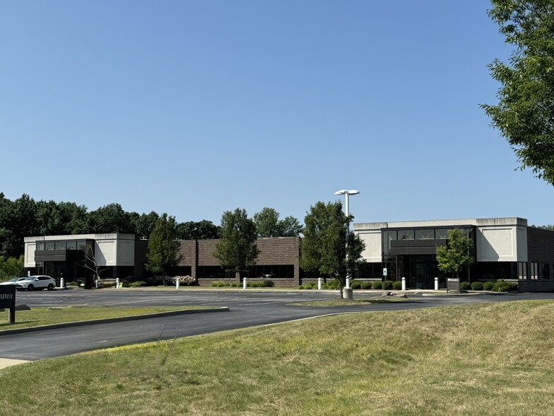 3 Hemisphere Way, Bedford, OH à louer - Photo du bâtiment - Image 1 de 15