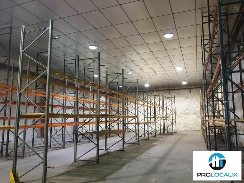 Flex in Grenoble for lease - Interior Photo - Image 2 of 12