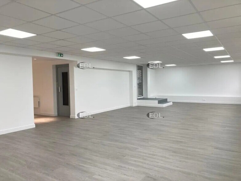 Bureau dans Maisons-Alfort à louer - Photo du bâtiment - Image 2 de 9