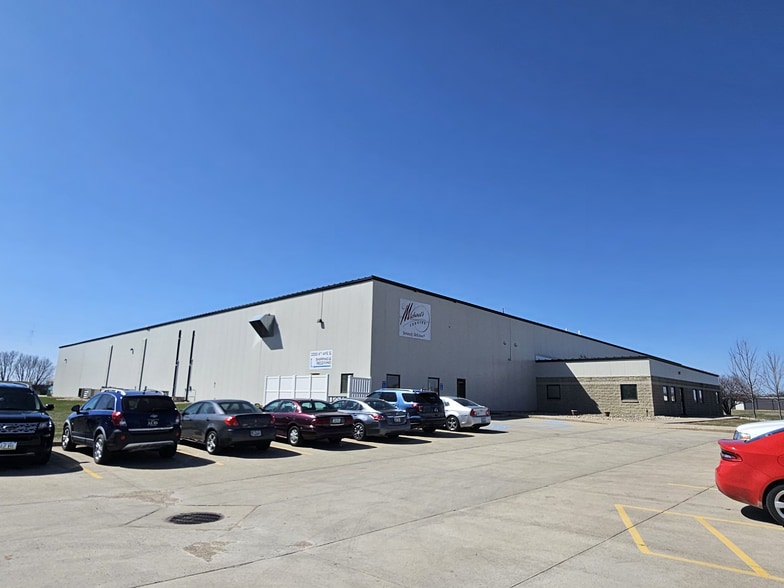 2205 6th Ave S, Clear Lake, IA for lease - Building Photo - Image 1 of 7