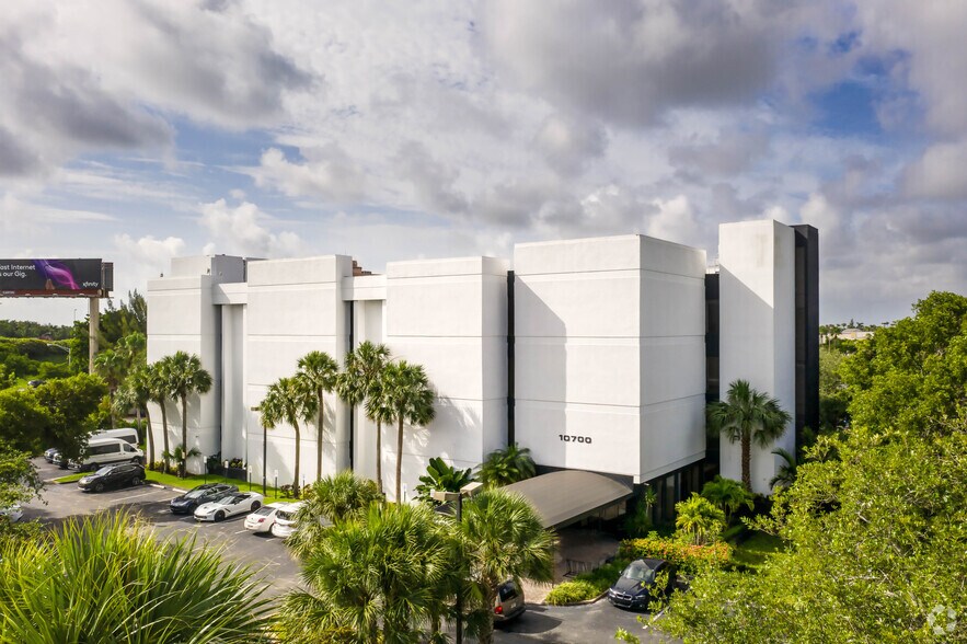10700 Caribbean Blvd, Miami, FL à louer - Photo du bâtiment - Image 1 de 10