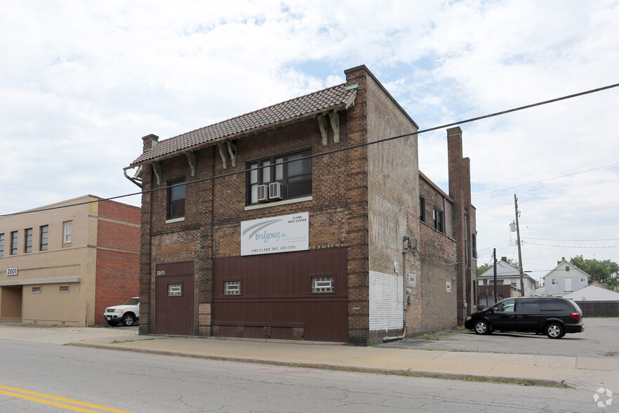 2103 Clark Ave, Cleveland, OH à vendre - Photo principale - Image 1 de 1