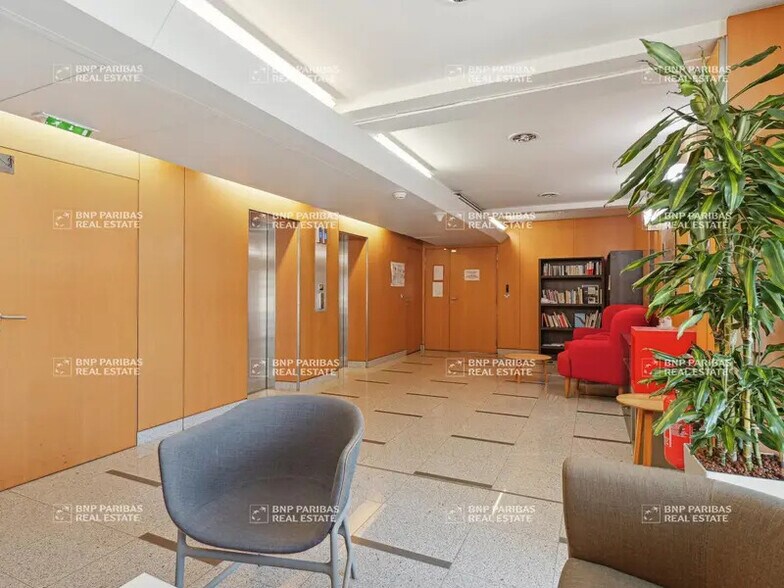 137 Rue De L'Universite, Paris for lease - Lobby - Image 2 of 8