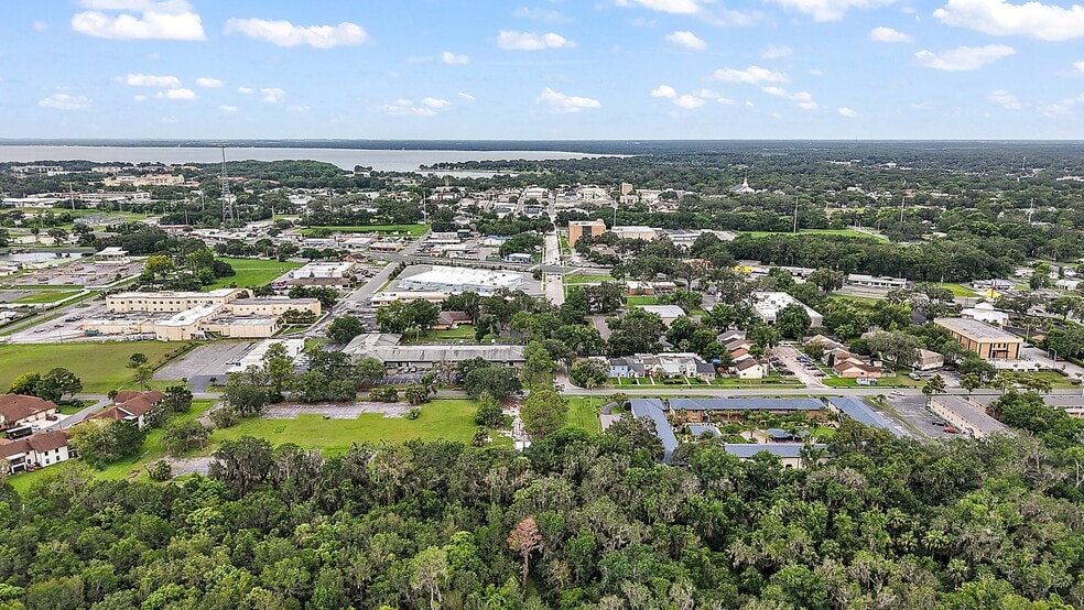 West Oak Terrace Drive, Leesburg, FL à vendre - Photo du bâtiment - Image 3 de 6