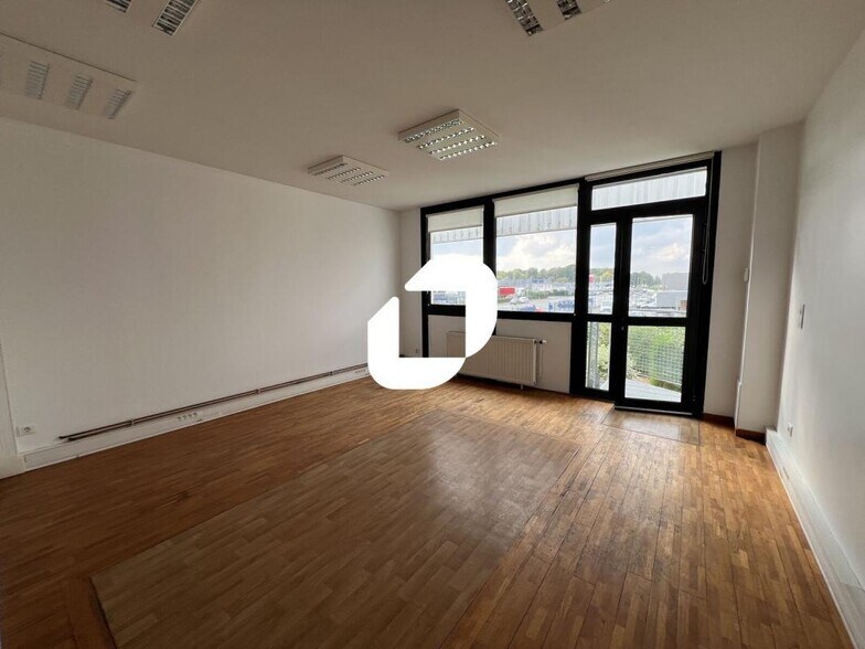 Flex in Lesquin for lease - Interior Photo - Image 3 of 9