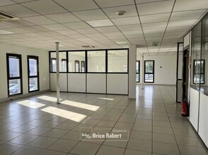 Flex in Saint-Priest for lease Interior Photo- Image 2 of 6