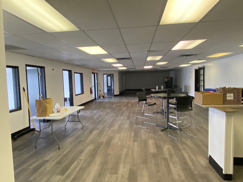 2707 W Carson St, Pittsburgh, PA for lease - Interior Photo - Image 2 of 4