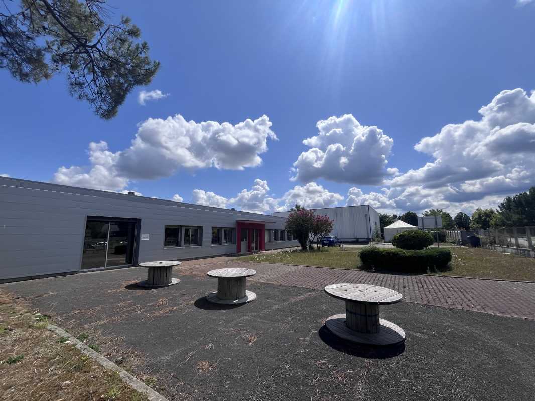 Flex in Pessac for lease Building Photo- Image 1 of 12